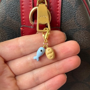 Tirador de cremallera esculpido a mano con la frase "Jesús alimenta a 5000" / Accesorio para bolso / Versículo bíblico sobre el pan de pescado / Regalo cristiano de arcilla polimérica
