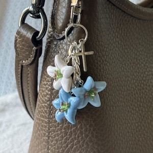 Llavero hecho a mano "Considera los lirios" / Arcilla polimérica / Colgante cristiano para bolso con cruz