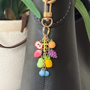 Handgefertigte Frucht des Geistes Schlüsselanhänger | Polymer Clay | Christlicher Charme, Bibel-Vers-Geschenk