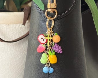 Handgemaakte sleutelhanger met de vrucht van de Geest | Tasbedeltje | Polymeerklei | Christelijk bedeltje, Bijbeltekstcadeau