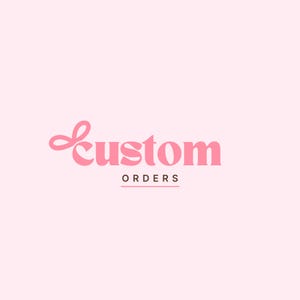 Op de afbeelding: Lichtroze achtergrond met de woorden "Custom Orders" in een gestileerd, lichtroze lettertype. Het woord "Orders" staat in een kleiner lettertype en is onderstreept.