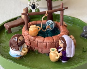 Handgeformte Tablettfigur „Frau am Brunnen“ | Bibelvers aus dem Brunnengarten | Schreibtischaccessoire | Regaldekoration | Christliches Geschenk aus Polymerclay