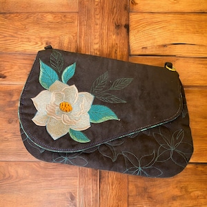 Cartera de mano bordada en negro con cadena plateada, Cartera de microgamuza negra