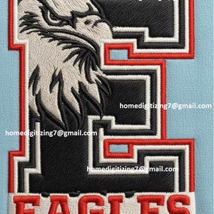 Könnte beinhalten: Gestickter Aufnäher mit einem Adlerkopf in einem stilisierten Buchstaben "E". Das Design verwendet schwarze, weiße und rote Fäden, mit dem Wort "EAGLES" am unteren Rand. Der Hintergrund ist hellblau, und der Text "homedigitizing7@gmail.com" wird wiederholt.