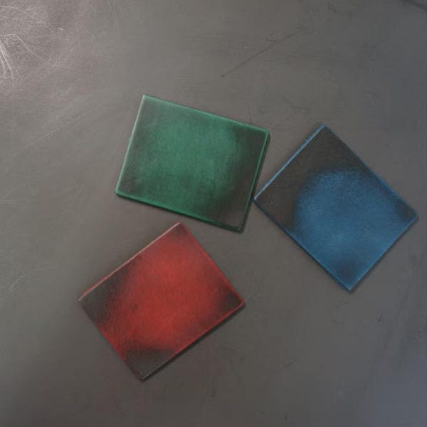 Paneel van plantaardig leer met zwarte was: ezerleer koeienhuid