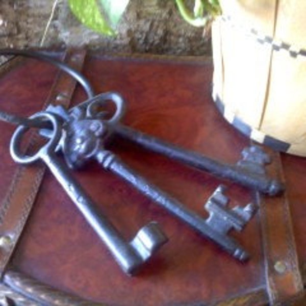 Vintage Primitive Iron Skeleton Padlock Heart Gate Castle Jailers Keys