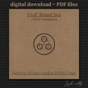 Puede incluir: Una descarga digital de plantillas de velas de 3 mechas para frascos redondos de 3-1/8 pulgadas. La imagen muestra un diagrama de un frasco con tres mechas colocadas en un patrón triangular. El texto "Perfectly Wicked Candles EVERY Time!" está en la parte inferior de la imagen.