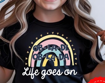 Koszulka dziecięca „Life Goes On”, koszulka z grafiką w stylu retro z tęczą, uroczy T-shirt dla maluchów, koszulka dziecięca w stylu vintage, prezent dla chłopców i dziewczynek, koszulka dziecięca z tęczą