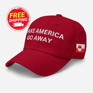 Może przedstawiać: Czerwona czapka bejsbolowa z białym haftowanym napisem "MAKE AMERICA GO AWAY". Czapka posiada naszywkę z flagą Grenlandii i zakrzywiony daszek. Widoczna jest naklejka "FREE SHIPPING".
