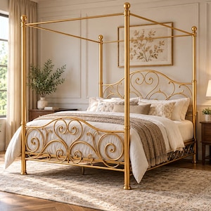 Può includere: Una struttura per letto a baldacchino in metallo dorato con quattro alti montanti verticali dotati di terminali sferici e intricati motivi a volute sia sulla testiera che sulla pediera, che sostiene un materasso bianco con biancheria e un plaid.