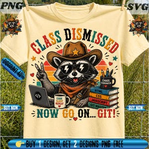 Puede incluir: Camiseta amarillo claro con un mapache con sombrero de vaquero y gafas de sol. La camiseta presenta el texto "CLASS DISMISSED" y "NOW GO ON... GIT!" junto con gráficos de una computadora portátil, libros y tazas. El diseño tiene un estilo retro.