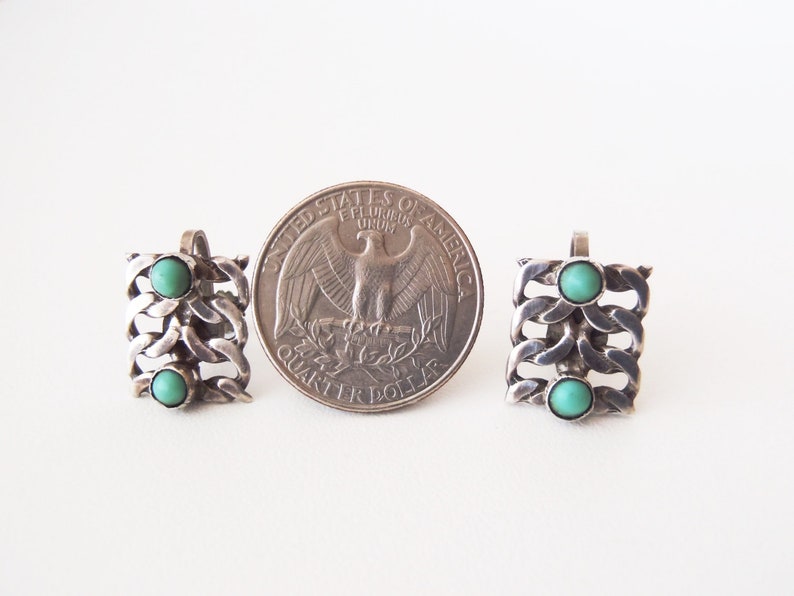 Unusual Double Curb Chain Design w 2 Petit Point Cabs Prob Native SW 1930s Poss Vintage Screwback Earrings Sterling Silver /& Turquoise