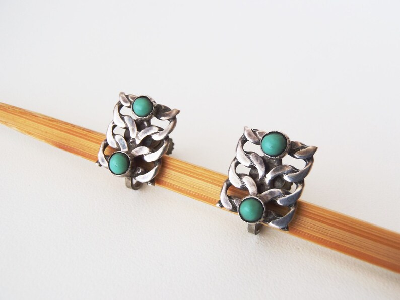 Unusual Double Curb Chain Design w 2 Petit Point Cabs Prob Native SW 1930s Poss Vintage Screwback Earrings Sterling Silver /& Turquoise