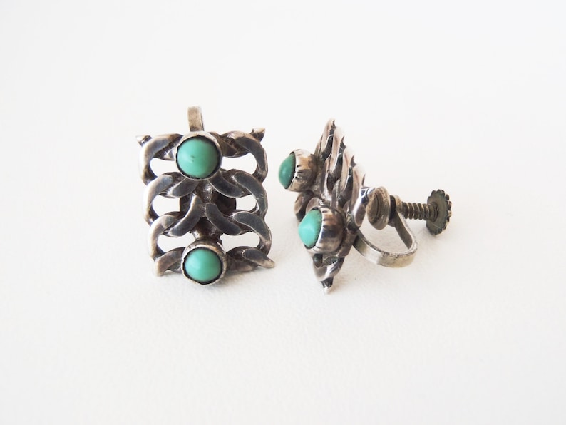 Unusual Double Curb Chain Design w 2 Petit Point Cabs Prob Native SW 1930s Poss Vintage Screwback Earrings Sterling Silver /& Turquoise