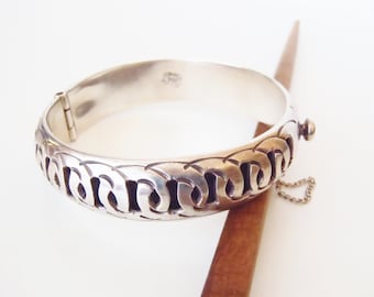 Vintage Mexican Sterling Silver Hinged Bangle Bracelet Signed by Taxco Silversmith TM-143, Modern Clamper Shadowbox Interlocked Circle Motif