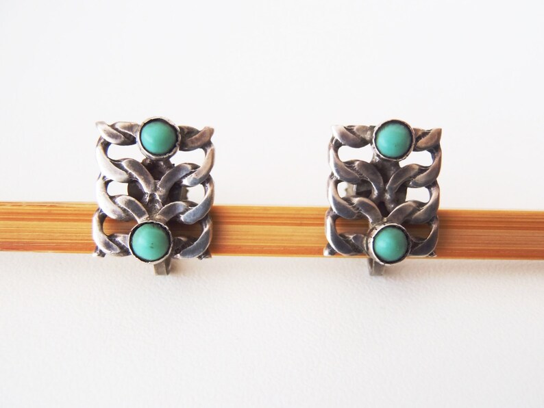 Unusual Double Curb Chain Design w 2 Petit Point Cabs Prob Native SW 1930s Poss Vintage Screwback Earrings Sterling Silver /& Turquoise