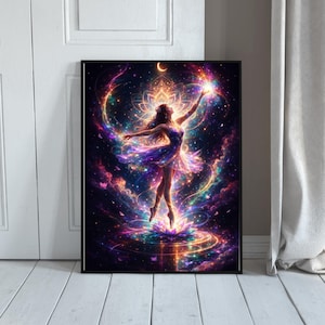 Può includere: Una stampa artistica incorniciata raffigurante una ballerina celeste in una vibrante scena cosmica. L'opera d'arte mostra una donna in un abito viola fluente, con le braccia tese, circondata da nebulose vorticose, stelle e un fiore di loto luminoso. La tavolozza dei colori include blu, viola e oro.