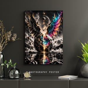 Könnte beinhalten: Ein rechteckiges Wandposter mit einer surrealen kosmischen Szene, die eine zentral gespaltene Kugel zeigt, eine Seite mit dunklen Flügeln und die andere mit regenbogenfarbenen Flügeln vor einem sternenklaren Nebelhintergrund.