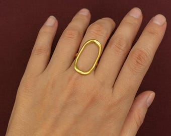 現代的なオーバルシェイプのゴールドステートメントリング