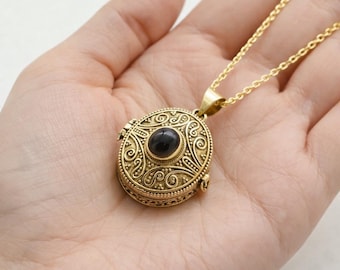 Collar con colgante de caja de veneno estilo vintage, medallón dorado adornado con piedra negra, joya con compartimento secreto, colgante gótico de recuerdo.
