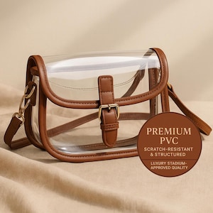 以下が含まれることがあります： 茶色のトリムとバックル留めが特徴の、透明で構造化されたPVCクロスボディバッグ。 ゴールドチェーンストラップと茶色の調節可能なショルダーストラップが付いています。 茶色のタグには「PREMIUM PVC、SCRATCH-RESISTANT & STRUCTURED、LUXURY STADIUM-APPROVED QUALITY」と書かれています。