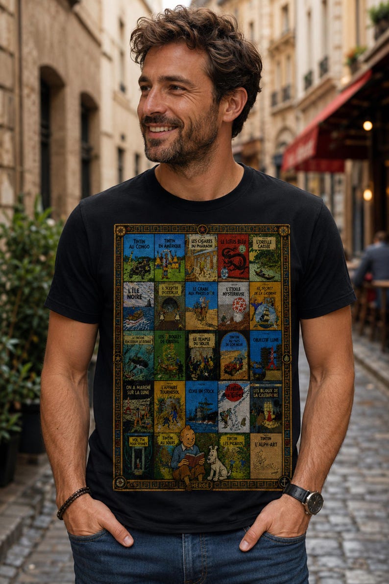 Może przedstawiać: Czarny t-shirt z kr&oacute;tkim rękawem z prostokątnym nadrukiem graficznym złożonym z wielu małych, kolorowych ilustracji okładek komiks&oacute;w o Tintinie ułożonych w siatkę, z centralnym obrazkiem Tintina i Snowy'ego na dole.