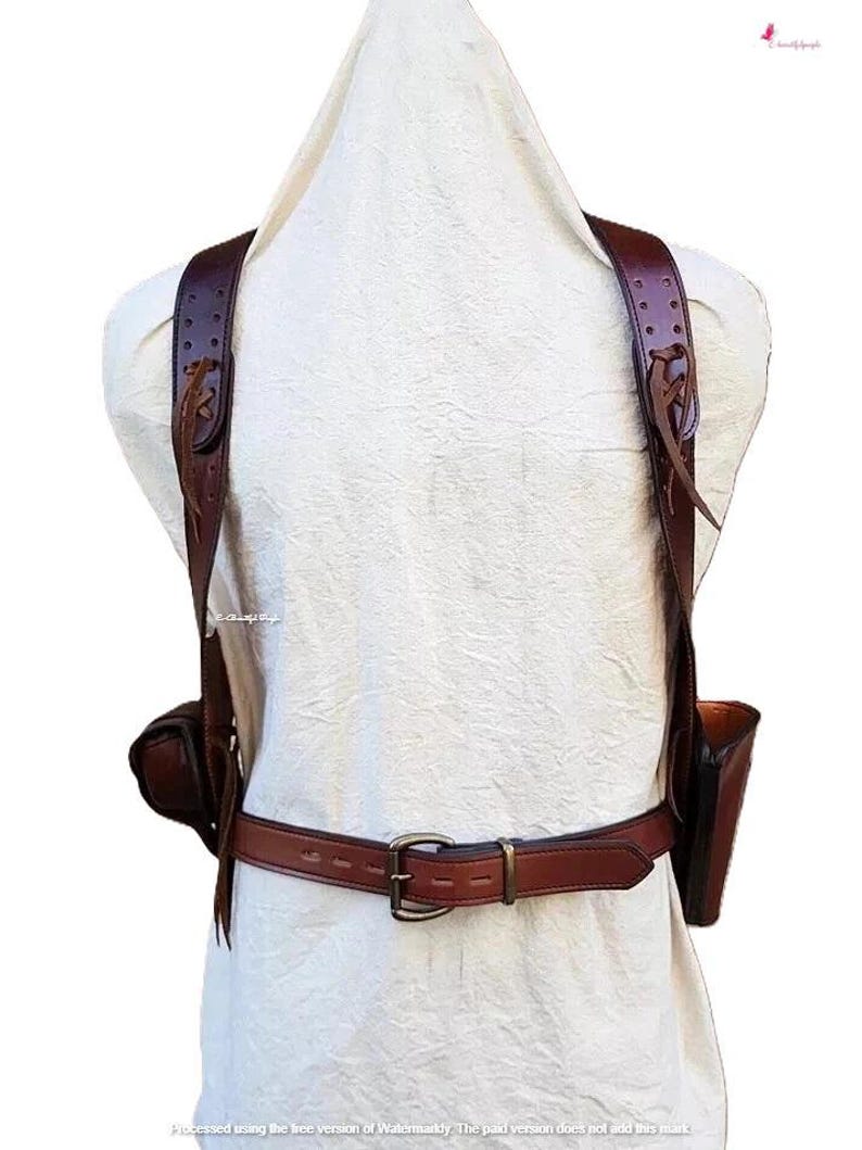 K&ouml;nnte beinhalten: Ein brauner Leder-Schultergurt mit zwei Taschen und einem G&uuml;rtel. Der Gurt hat verstellbare Riemen und einen Schnallenverschluss. Die Taschen sind rechteckig und am Gurt befestigt. Der G&uuml;rtel hat eine Messingschnalle.