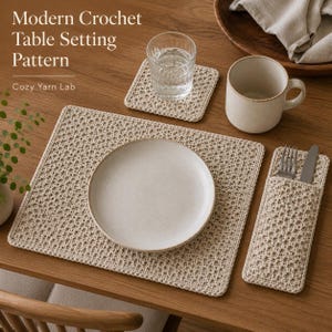 Könnte beinhalten: Ein beigefarbenes Häkel-Tischset bestehend aus einer rechteckigen Platzmatte, einem quadratischen Untersetzer und einem rechteckigen Besteckhalter. Der Text "Modern Crochet Table Setting Pattern" und "Cozy Yarn Lab" ist sichtbar.