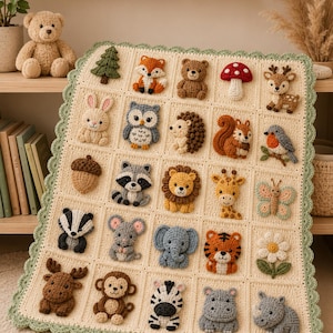 Puede incluir: Una manta de ganchillo color crema con una cuadr&iacute;cula de veinticinco cuadrados individuales, cada uno decorado con un motivo &uacute;nico de animal de peluche o naturaleza en tres dimensiones, con un borde festoneado en verde salvia.