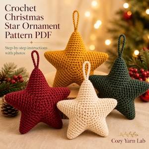 Könnte beinhalten: Vier sternförmige Häkelanhänger in Senfgelb, Dunkelrot, Creme und Dunkelgrün, jeweils mit passender Aufhängeschlaufe. Text: Crochet Christmas Star Ornament Pattern PDF. Step-by-step instructions with photos. Cozy Yarn Lab.