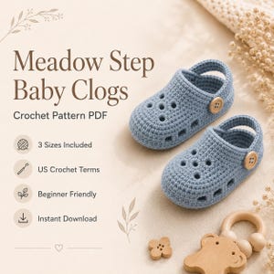 Puede incluir: Un par de zuecos de bebé tejidos a ganchillo en color azul claro con una tira en el talón y un pequeño botón de madera en el lateral. El texto dice Meadow Step Baby Clogs, Crochet Pattern PDF, 3 Sizes Included, US Crochet Terms, Beginner Friendly.