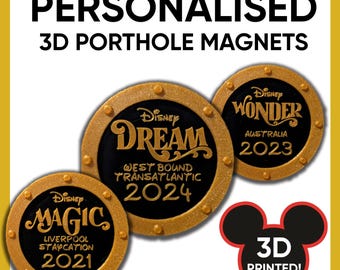 Può includere: Tre calamite personalizzate 3D a oblò con bordi dorati e centri neri. Le calamite presentano il logo Disney e le parole "DREAM", "MAGIC" e "WONDER" con destinazioni di viaggio e date. È presente anche una testa di Topolino rossa e nera con "3D PRINTED!"