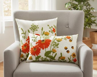 Kussen geborduurd met bloemen