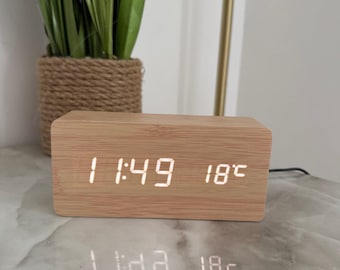 Hermoso reloj digital de madera hecho a mano / Decoración de escritorio, oficina y hogar. Reloj despertador digital multifuncional con temperatura / Decoración de mesa para el hogar.