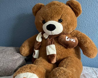 Großer Plüsch-Teddybär | Braun mit Herzakzenten, 65 CM