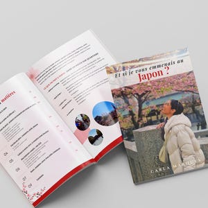 Pode incluir: Um livro aberto intitulado Et si je vous emmenais au Japon? de Carla Marques, apresentando um sumário na página esquerda e uma capa à direita com uma pessoa de casaco acolchoado branco em frente a cerejeiras em flor.