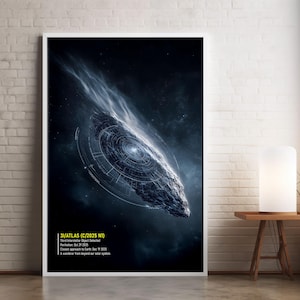 Pode incluir: Impressão artística emoldurada com uma ilustração cósmica escura de um objeto celeste com um núcleo brilhante e um rastro de vapor. A impressão inclui o texto: 3U/ATLAS (C/2025 NI). A obra de arte é exibida contra uma parede de tijolos brancos.