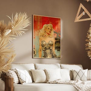Puede incluir: Una impresión artística enmarcada que presenta una ilustración retro de una mujer con cabello rubio y un atuendo futurista. La obra de arte está ambientada sobre un fondo rojo y azul. La impresión cuelga sobre un sofá con cojines decorativos.