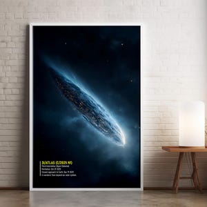 Pode incluir: Uma impressão emoldurada de um objeto celeste contra um fundo espacial azul escuro e preto. O objeto é uma forma longa e brilhante com uma luz branca brilhante na extremidade. O texto na parte inferior diz "3U/ATLAS (C/2025 NI)".
