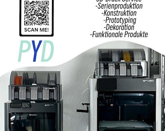 Op de afbeelding: Twee zwarte 3D-printers met filament-systemen aan de bovenzijde. De tekst luidt: PRINT YOUR DREAMS, SCAN ME!, PYD, 3D-Druck Service, Serienproduktion, Konstruktion, Prototyping, Dekoration, Funktionale Produkte. De printers hebben glazen deuren en bouwplaten.
