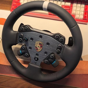 3D-klistermärke med metalllogotyp och emblem för simulatorrattar, 3 st (Logitech RS50 etc.)