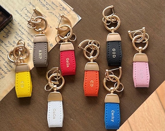 Gepersonaliseerde veganistische leren sleutelhanger met aangepaste naam of initialen – handgemaakte sleutelhanger cadeau voor hem en haar – gepersonaliseerde monogramsleutelhanger