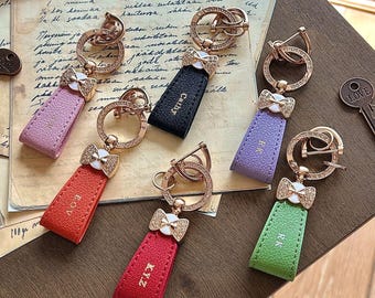 Gepersonaliseerde veganistische leren sleutelhanger met aangepaste naam of initialen – handgemaakte sleutelhanger cadeau voor hem en haar – gepersonaliseerde monogramsleutelhanger