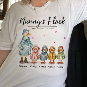 Pode incluir: Uma placa de madeira rústica com o texto "Welcome to our home" em letras brancas. A placa apresenta um acabamento desgastado e um design simples e convidativo, perfeito para uma varanda ou entrada.