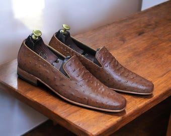Mocassini da uomo fatti a mano in pelle di struzzo marrone / Scarpe slip-on in pelle esotica di alta qualità / Scarpe eleganti di lusso / Calzature formali regalo per lui
