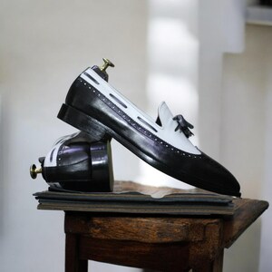 Insole and lining close-up showing cushioned comfort and soft leather interior.