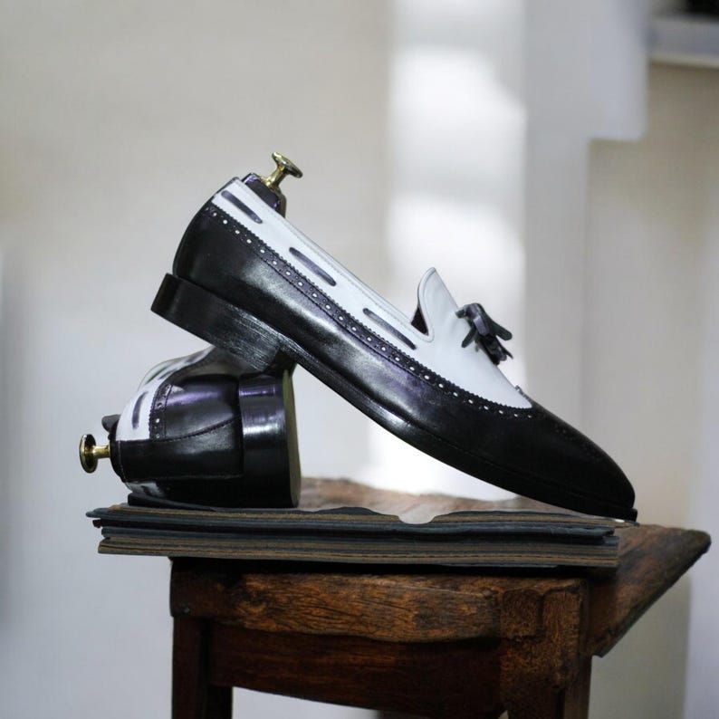 Insole and lining close-up showing cushioned comfort and soft leather interior.