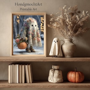 Könnte beinhalten: Ein gerahmter Druck mit einem blumengeschmückten Geist, der einen Kürbis hält. Auf dem Holzregal befinden sich eine kleine Geisterfigur, eine Vase mit Trockenblumen und ein Kürbis. Der Text "HondgmochtArt Printable Art" ist sichtbar.