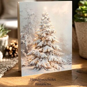 Könnte beinhalten: Eine winterliche Grußkarte mit einem schneebedeckten Weihnachtsbaum, der von warmen Lichtern beleuchtet wird. Der Text "HondgmochtArt Printable Art" ist unten zu sehen. Das Kunstwerk zeigt eine ruhige, verschneite Waldszene.