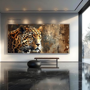 Könnte beinhalten: Große, gerahmte Leinwandkunst mit einer detaillierten Nahaufnahme des Gesichts eines Leoparden. Der Leopard hat ein geflecktes Fell mit einem fokussierten Blick. Der Hintergrund hat ein strukturiertes, abstraktes Design in Braun- und Grautönen. Der Text "HondgmochtArt Printable Art" befindet sich in der oberen linken Ecke.